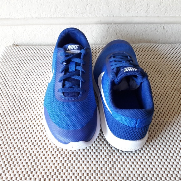 Nike - Picture 2 of 5